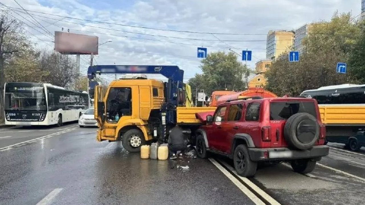 На Московском проспекте в Воронеже столкнулись КАМАЗ и «ТАНК»: пострадали трое